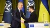 Генеральний секретар НАТО Єнс Столтенберґ та президент України Володимир Зеленський після спільної пресконференції у Києві. 20 квітня 2023 року