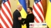 Джо Байдън посети Киев, където се срещна с Володимир Зеленски. „Украйна стои. Демокрацията стои. Американците са с вас и светът е с вас“, каза президентът на САЩ в украинската столица.
