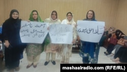 په خیبر پښتونخوا اسمبلۍ کې د ښځو د ځانګړو څوکیو نوماندانې د مارچ پر ۲۲مه د احتجاج په مهال.