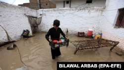 په پېښور کې يو ماشوم له خپل سېلاب ځپلي کور څخه سامان وړي ـ انځور له ارشيفه 