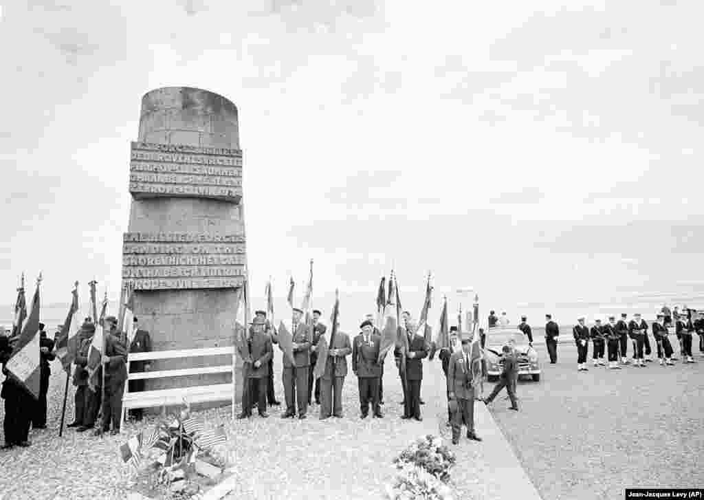 6 iunie 1964, a 20-a aniversare a Zilei Z Cea de-a 20-a aniversare de la debarcarea a fost un eveniment modest în comparație cu comemorările moderne. Mulți dintre liderii lumii consideră acum evenimentele care marchează Ziua Z drept ocazii politice și diplomatice cruciale, dar 6 iunie nu a fost întotdeauna atât de frecventată și a fost nevoie de câteva decenii pentru ca data să devină o zi de comemorare cu litere roșii.