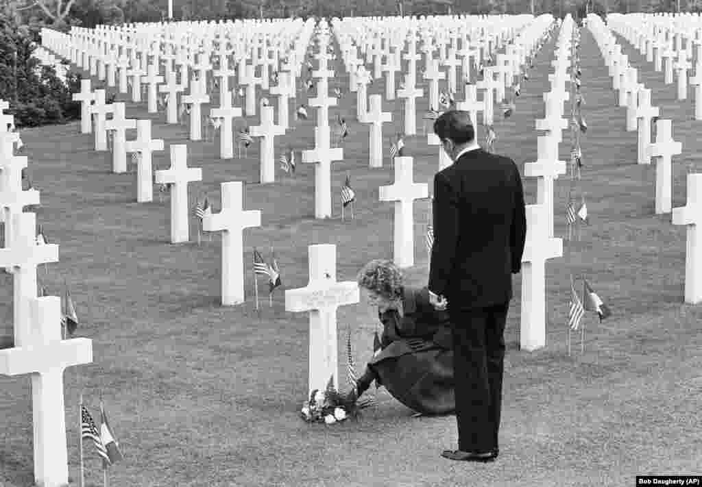 6 iunie 1984 - Președintele Reagan și soția sa, Nancy, depun flori la mormântul generalului de brigadă Theodore Roosevelt Jr., mort în cel de al Doilea Război Mondial, la Cimitirul American din Normandia. Istoricul american Michael Dolski a remarcat că discursurile lui Reagan la comemorările Zilei Z au contribuit în mod semnificativ la statutul „mitic” al evenimentului în cultura americană de la sfârșitul secolului al XX-lea.