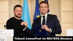 Украинскиот и францускиот претседател Володомир Зеленски и Емануел Макрон
