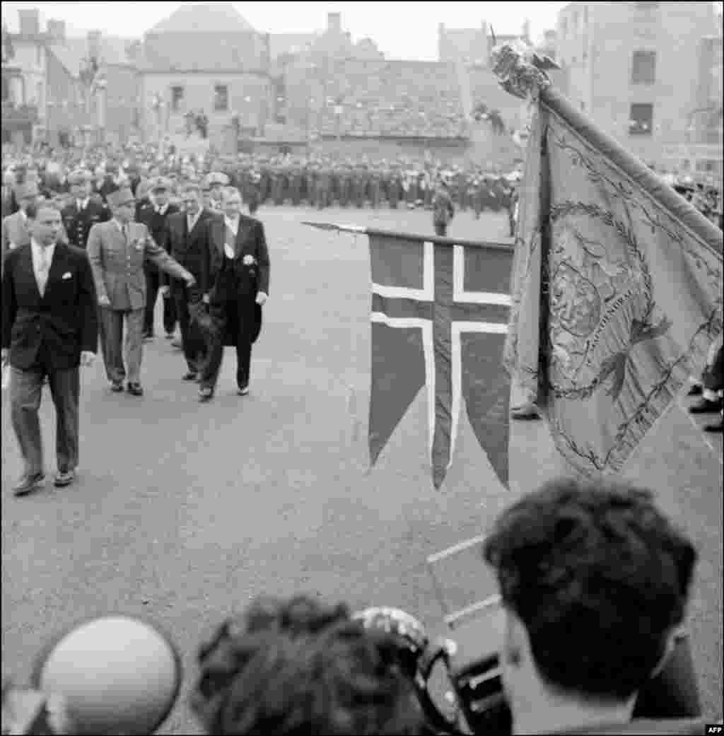 6 iunie 1954 - Pentru a 10-a aniversare a Zilei Z, ceremoniile au căpătat un ton mai oficial. Președintele francez René Coty, originar din Le Havre, a inaugurat Muzeul Ziua Z - primul muzeu construit în Normandia pentru a comemora debarcările. A fost ultima aniversare la care veteranii care au luptat și au supraviețuit sunt prezenți pe plajele unde au murit frații lor de arme.