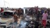 Palestinieni se adună la locul unei lovituri israeliene asupra taberei de refugiați în Rafah. 27 mai 2024.