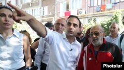 Кандидат в мэры Еревана от правящей партии «Гражданский договор» Тигран Авинян во время предвыборной кампании, август 2023 г.