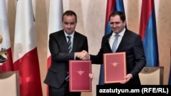 The defense ministers of Armenia and France take part in a joint press conference in Yerevan on February 23.