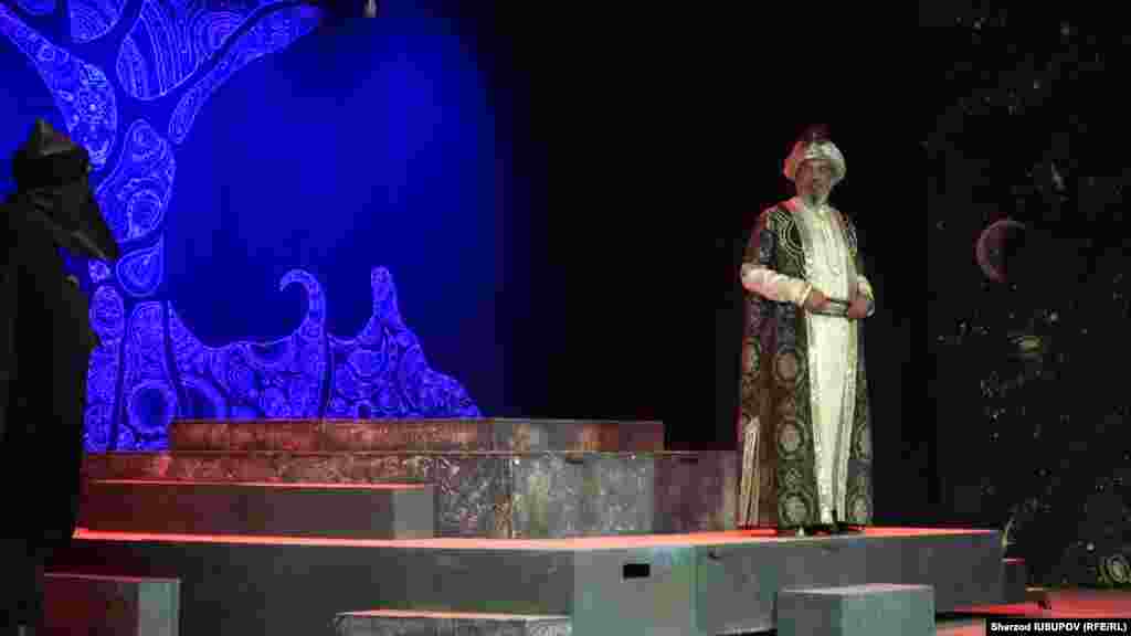 Бобур ҳаётига бағишланган "Айролик" спектаклидан бир кўриниш. 