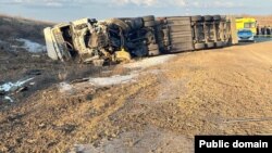 ДТП с участием грузовой фуры и легкового автомобиля на трассе в Актюбинской области. Фото пресс-службы полиции региона
