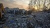Спасувачките екипи работат на местото погодено од руски напад во селото Хроза, во регионот Харкив, Украина, 5 октомври 2023 година.