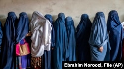 د طالبانو د بندیزونو او محدودیتونو له کبله یو زیات شمېر ښځې بې وزله شوې دي.