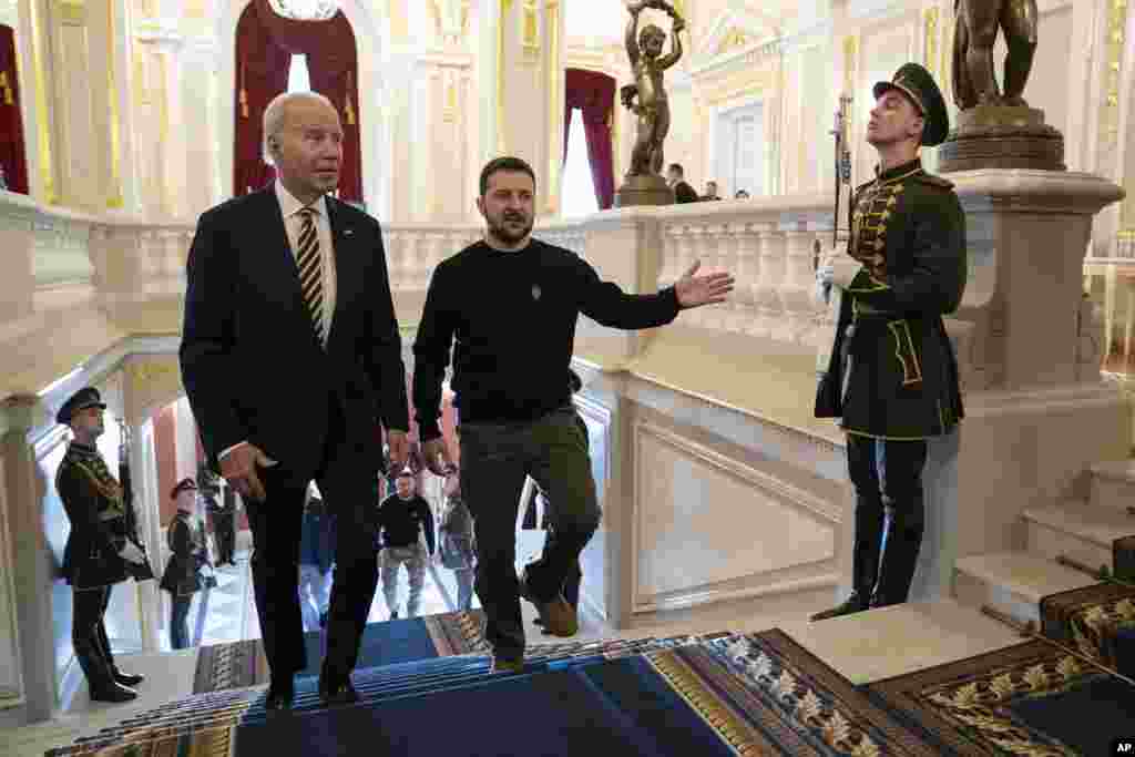Зеленский (справа) ведет Байдена наверх в Мариинский дворец, где они должны были обсудить ход российско-украинской войны. В более раннем заявлении о своем визите Джо Байден сказал, что подтверждает «непоколебимую и неизменную приверженность Вашингтона демократии, суверенитету и территориальной целостности Украины».