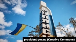 За повідомленням, обстрілами був пошкоджений приватний будинок у селі Подоли Куп’янського району, під завалами якого рятувальники виявили тіло чоловіка