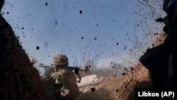 Soldat ucrainean, în tranșee, în timpul luptelor din zona orașului Bahmut, în Donețk.