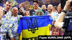 Український боксер Олександр Усик святкує перемогу над британцем Тайсоном Ф'юрі, завоювавши титул абсолютного чемпіона світу в надважкій вазі, 19 травня 2024 року 