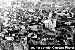 Arhivska fotografija Crkve Crvenog evanđelja prije nego se srušila 1989 godine