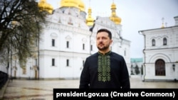 Президент України Володимир Зеленський біля Успенського собору Києво-Печерської лаври під час вітання українців із Великоднем 