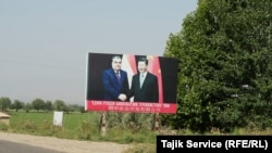 Znak na kome se vidi kineski lider Si Đinping (desno) i tadžikistanski predsjednik Emomali Rahmon ispred ulaza u kinesko-tadžički poljoprivredni projekat u Jovonu u maju 2023.
