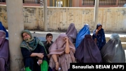 یو شمېر بېوزله افغانې مېرمنې