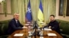 Президент України Володимир Зеленський і генсекретар НАТО Єнс Столтенберґ (ліворуч) на спільному пресбрифінгу. Київ, 20 квітня 2023 року