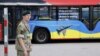 Натівський автобус з написами «Озброюйте Україну» та «Поки ви чекаєте на цей автобус, Україна чекає на F-16», припаркований біля місця проведення саміту НАТО у столиці Литви. Вільнюсі 11 липня 2023 року 