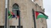 نصب پرچم آفریقای جنوبی در کنار پرچم فلسطینیان در کرانه باختری پس از شکایت این کشور از اسرائیل به دیوان لاهه به اتهام «نسل‌کشی» فلسطینیان