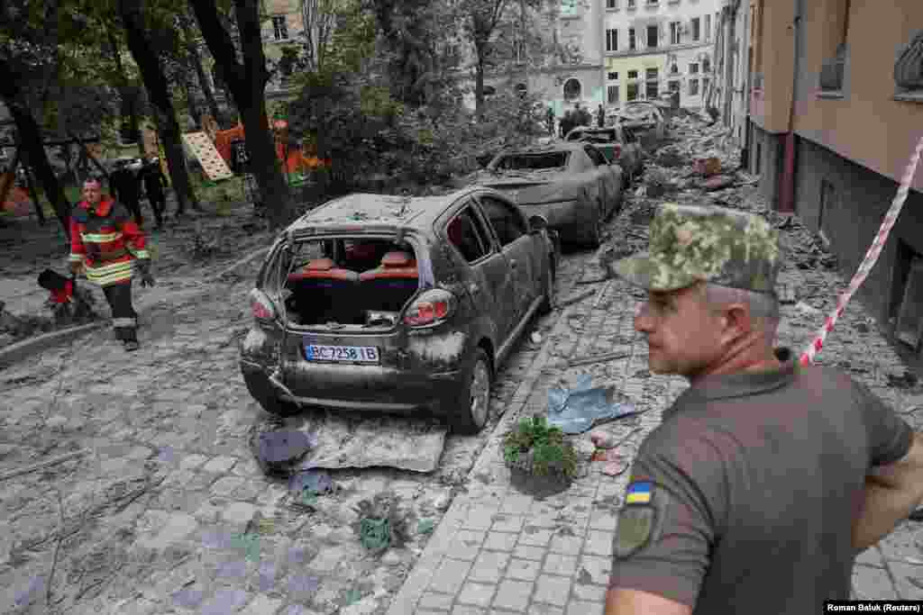 Біля місця влучення російської ракети. Львів, 6 липня 2023 року. Місто атакували ракетами &laquo;Калібр&raquo; з акваторії Чорного моря. Речник Повітряних сил ЗСУ Юрій Ігнат описав російську тактику нічного обстрілу: &laquo;Ракети начебто летіли до Києва, але різко звернули в напрямку Львова&raquo; &nbsp;