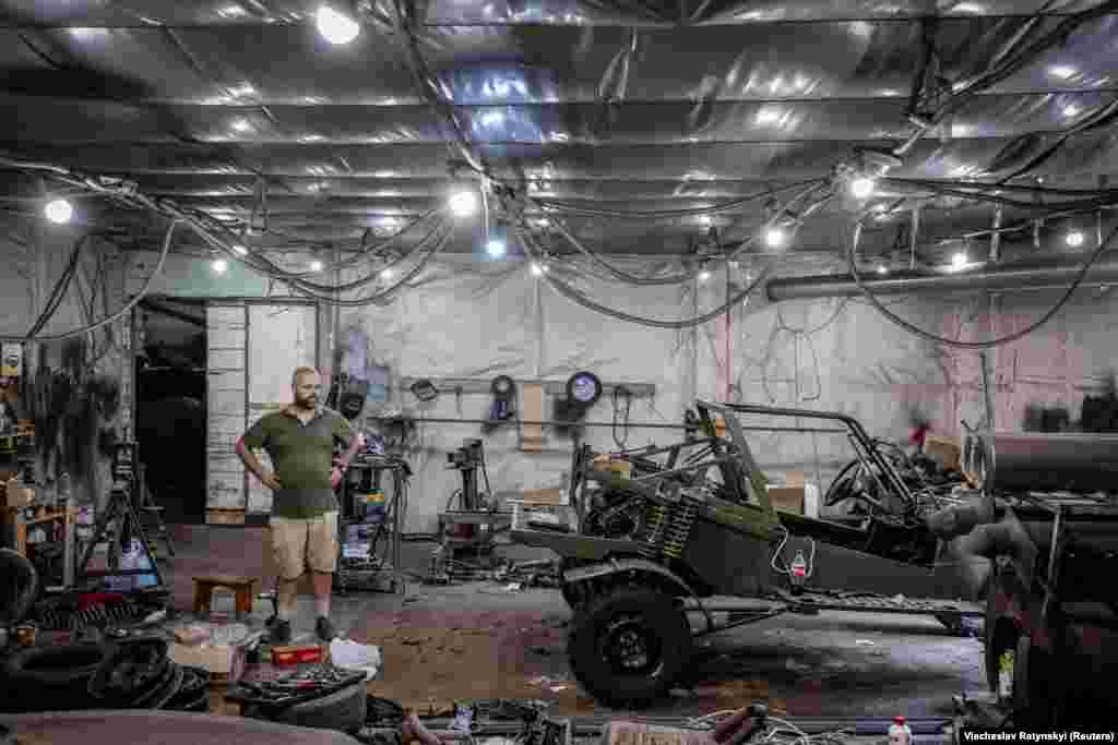 Володимир стоїть поруч із автомобілем Fast Attack у гаражі десь на півдні України. Він і його друг Дмитро проєктують і виготовляють маленькі автівки-багі високої прохідності для ЗСУ. 