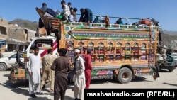 له پاکستانه د يوشمېر راستنو شويو افغان کډوالو د کډو موټرې