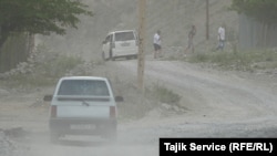 Put u Šingu, blizu Zarafšona. Teška vozila koja rade na kopu redovno voze ovim putem i prave štetu koja se ne sanira.
