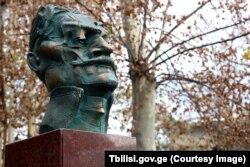 გიორგი მაზნიაშვილის ბიუსტი თბილისის მაშინდელმა მერმა, დავით ნარმანიამ გახსნა