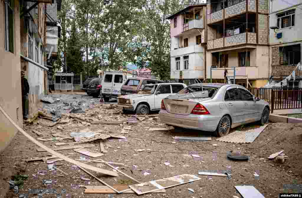 Šteta u stambenoj četvrti nakon vojnog udara na Stepanakert. Ministarstvo odbrane Azerbejdžana je 19. septembra 2023. objavilo da Azerbejdžan počinje da preduzima lokalne &quot;protivterorističke mjere&quot; u Nagorno-Karabahu (takođe poznat kao Artsak) kako bi obnovio ustavni poredak.