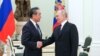 Чільний китайський дипломат Ван Ї з російським президентом Володимиром Путіним. Москва, 22 лютого 2023 року