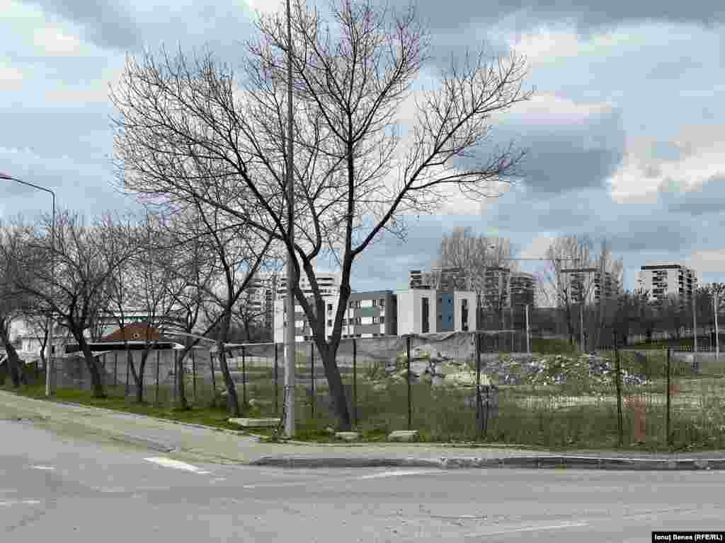 Un șantier din zona Metalurgie din Iași depozitează molozul direct pe pământ, lucru interzis de lege. 
