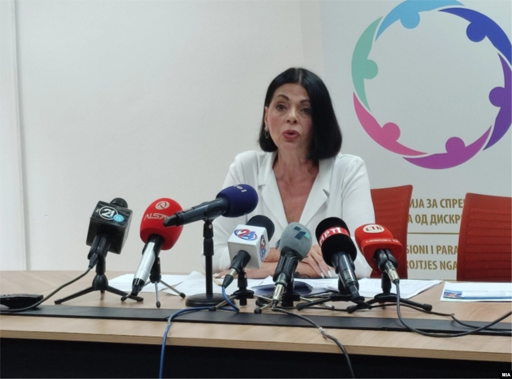 МАКЕДОНИЈА - Од вкупно 126 учебници за сите задолжни и изборни предмети во деветгодишно основно образование, на почетокот од новата учебна година, Министерството за образование и наука (МОН) не обезбедило 43, односно недостигаат 34 отсто од вкупниот број учебници. По сите наставни предмети и на сите наставни јазици, учебници ќе имаат само учениците во прво и второ одделение, соопшти денеска Комисијата за спречување и заштита од дискриминација (КСЗД), врз основа на списокот со податоци што на нејзино барање бил доставен од МОН.