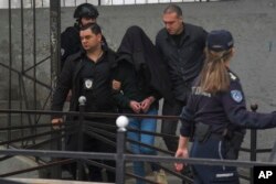 Поліція виводить підозрюваного