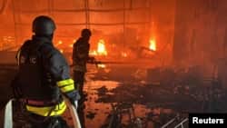 Пожежники працюють на місці російського авіаудару у Харкові, Україна, 25 травня 2024 року. Фото ілюстративне