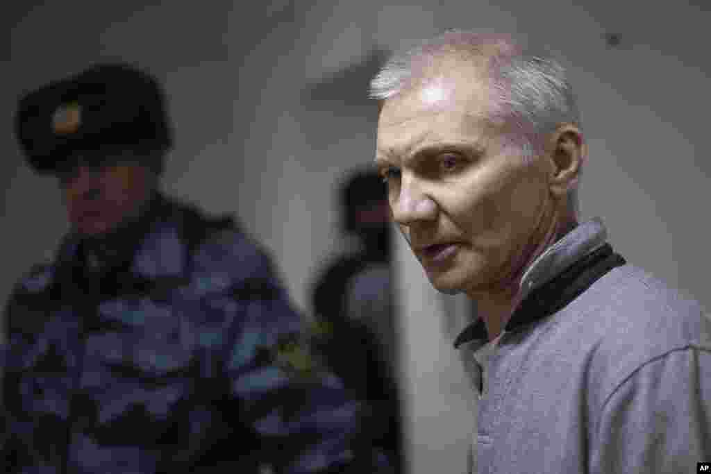 Aleksej Moskaljov U proljeće 2022. samohrani otac je priveden u policijskoj istrazi nakon što je njegova kćerka tinejdžerica nacrtala sliku koja prikazuje ruske rakete kako padaju na ukrajinske civile. Nakon što su vlasti otkrili njegove antiratne objave na društvenim mrežama, uhaošen je i u martu 2023. osuđen na dvije godine zatvora zbog &quot;diskreditiranja&quot; ruske vojske. Njegovu 13-ogodišnju kćerku vlasti su poslali u sirotište, ali je nakon međunarodnog pritiska ona puštena te joj je dozvoljeno da živi s majkom, koja nije živjela s Aleksejom. U svojoj žalbi na kaznu u julu 2023., Moskaljov je rekao da bi više volio smrt nego dodatnu razdvojenost od svoje kćerke, koja ga je opisala kao &quot;heroja&quot;.