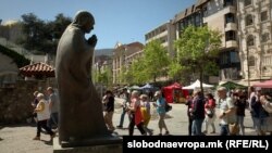 Туристи во Скопје. 