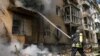 Пожежник працює на місці російського удару у Херсоні, Україна, 15 травня 2024. Фото ілюстративне