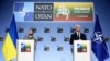 Президент України Володимир Зеленський і генсекретар НАТО Єнс Столтенберґ (праворуч) на спільній пресконференції під час саміту НАТО. Вільнюс, 12 липня 2023 року 