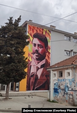 Мурал на Гоце Делчев, на ѕид од кумановската гимназија која го носи неговото име