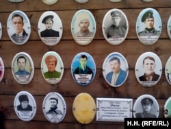 Un mic memorial pentru unele dintre victime în pădurea de lângă Smolenka.