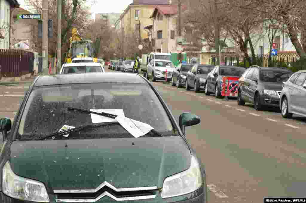Mașină acoperită de praf în municipiul București. 