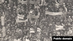 На адной з трыбунаў стадыёну «Дынама» ў Менску, 19 лютага 1989 году