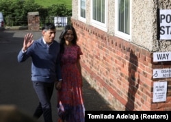 Britanski premijer Rishi Sunak sa suprugom Akshatom Murty ispred birališta u Northallertonu, 4. juli 2024.