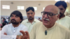 د عوامي نیشنل ګوند د خيبر پښتونخوا مشر میا افتخار حسین له خبريالانو سره خبرې کوي ـ انځور له ارشيفه