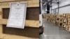 Captură de ecran dintr-un videoclip viral care se presupune că arată sicrie de lemn improvizate, cu certificate de deces lipite pe fiecare, pe aeroportul Tolmachevo din orașul siberian Novosibirsk.