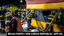 Vatrogasci izvlače putnike iz prevrnutih vagona putničkog voza koji se sudario sa teretnim, Pardubice, 5. juni 2024.
