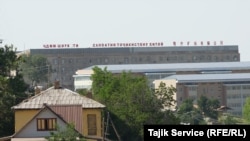U zgradi u vlasništvu Tadžikistansko-kineske rudarske industrije (TCMIC) u Zarnisoru su smješteni kineski radnici u gradu.